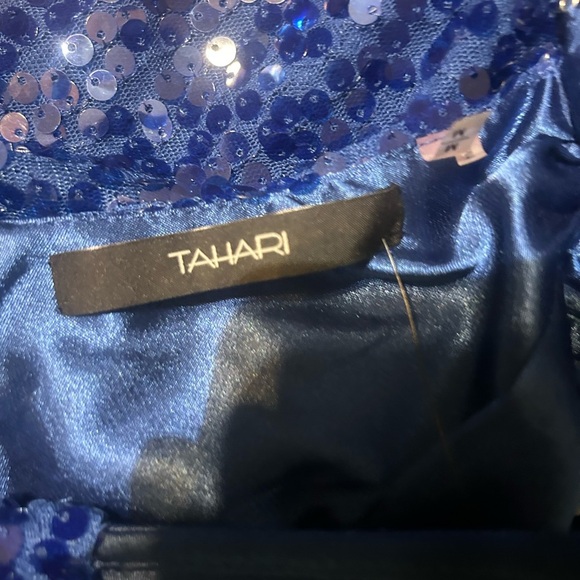Tahari Womens M Top
Sleeveless Blue Curacao
All Over Sequins Halter
Neck NWT - Picture 10 of 10